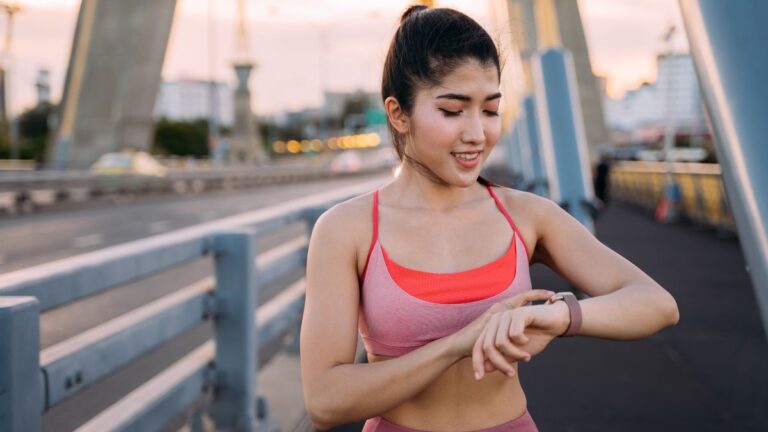 mulher correndo com o relógio de pulso de corrida