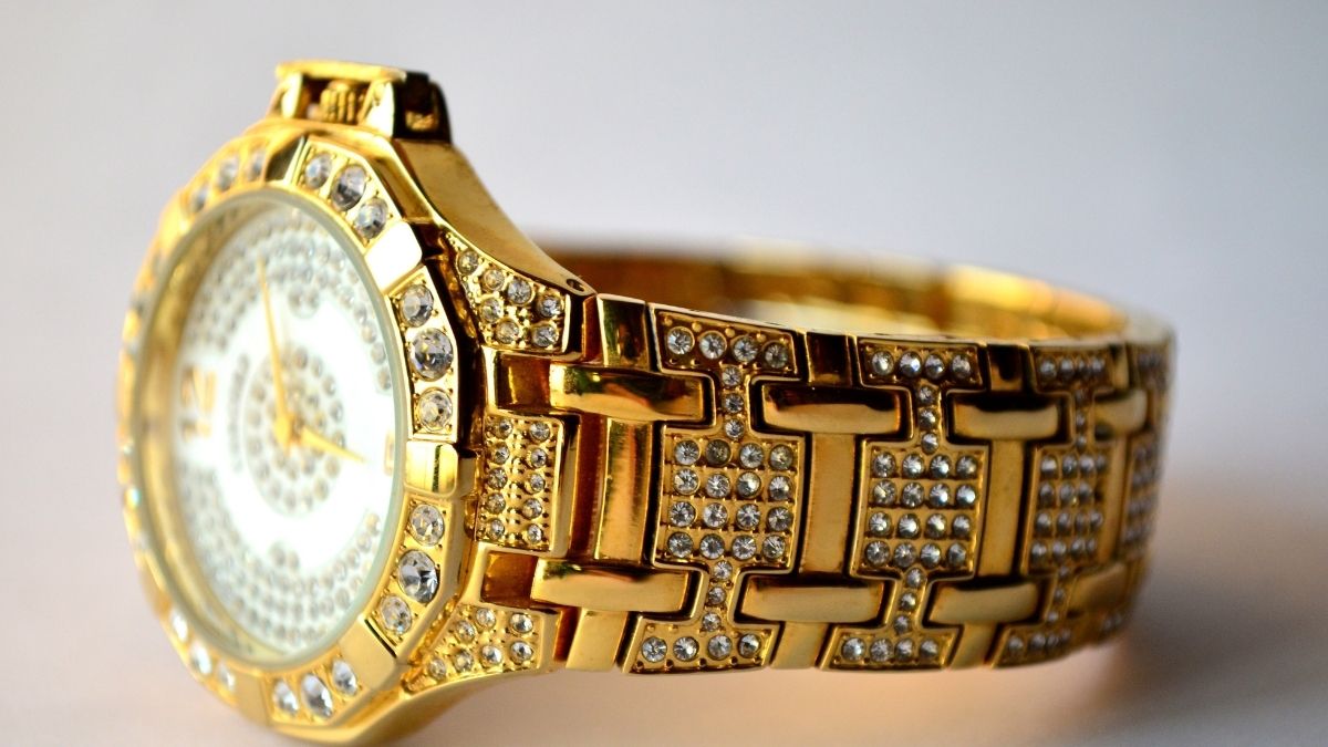 relógio de pulso dourado