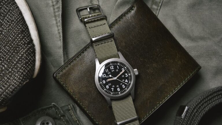 relógio masculino de pulso em cima de uma carteira