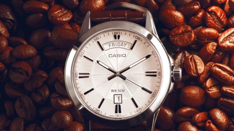 relógio brasileiro em cima de grãos de cafés