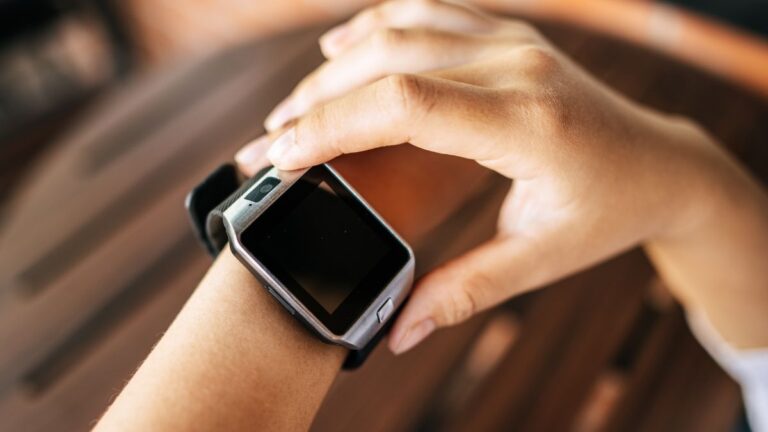 arrumando a hora no smartwatch relógio inteligente