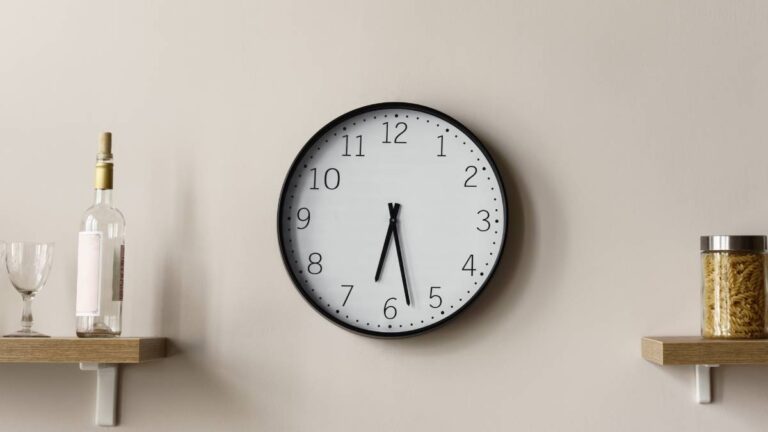 relógio de parede na cozinha