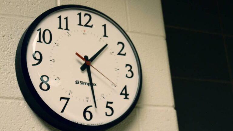 relógio de parede preto